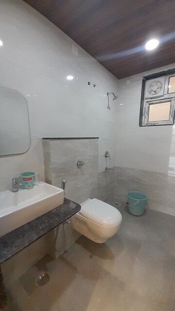 Bathroom in 4 BHK Apartment at Shankar Nagar – for Rent