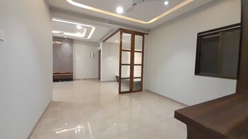 Room in 3 BHK Apartment at Mohaba Bazar – for Rent