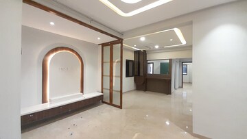 Room in 3 BHK Apartment at Mohaba Bazar – for Rent