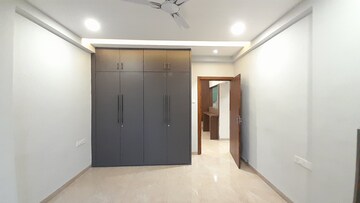 Room in 3 BHK Apartment at Mohaba Bazar – for Rent