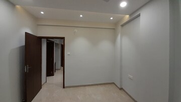 Room in 3 BHK Apartment at Mohaba Bazar – for Rent