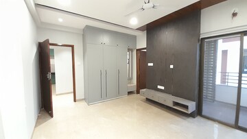 Room in 3 BHK Apartment at Mohaba Bazar – for Rent