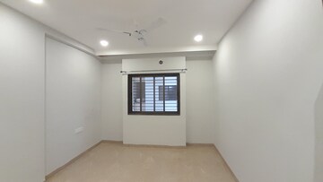Room in 3 BHK Apartment at Mohaba Bazar – for Rent