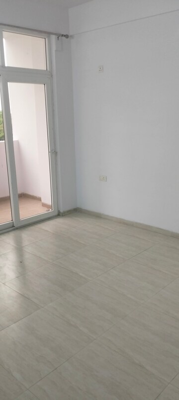 Room in 3.5 BHK Apartment at Ansals Celebrity Greens, Sushant Golf City – for Rent