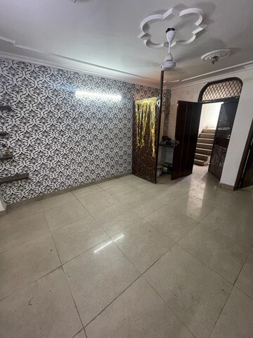 Room in 3 BHK Builder Floor at Mansarover Garden – for Rent