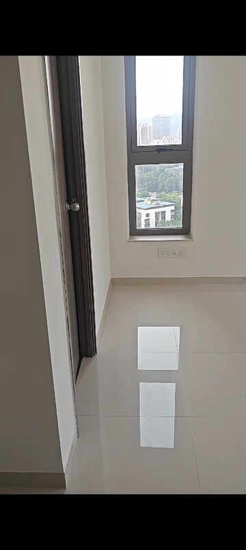 Room in 2 BHK Apartment at Kalpataru Paramount, Kapur Bawdi – for Rent
