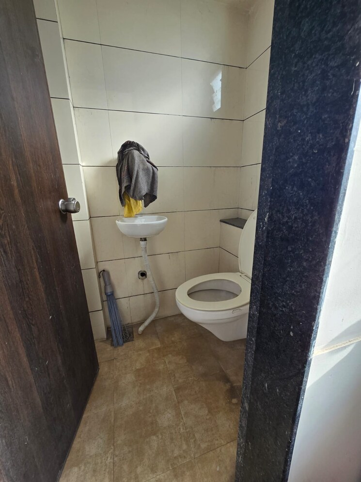 Bathroom, harni Commercial Office Space 450 Sq.Ft. In Harni Vadodara 8833041