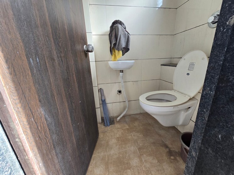 Bathroom, harni Commercial Office Space 450 Sq.Ft. In Harni Vadodara 8833041