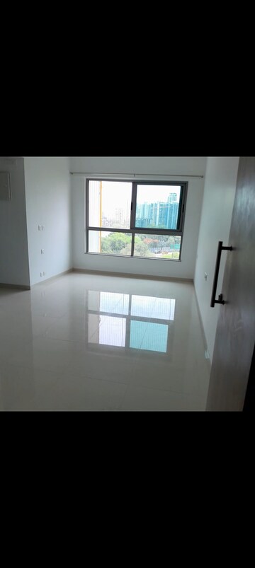 Room in 2 BHK Apartment at Kalpataru Immensa, Kolshet Road – for Rent
