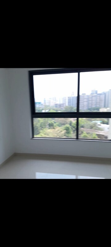 Room in 2 BHK Apartment at Kalpataru Immensa, Kolshet Road – for Rent