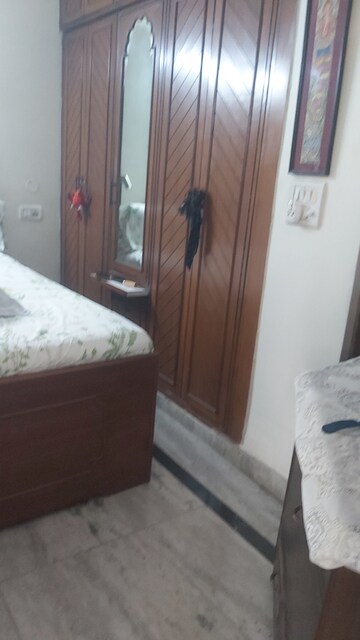 Furnished Amenities in 2.5 BHK Apartment at Indian Express Apartments, Mayur Vihar 1 – for Rent