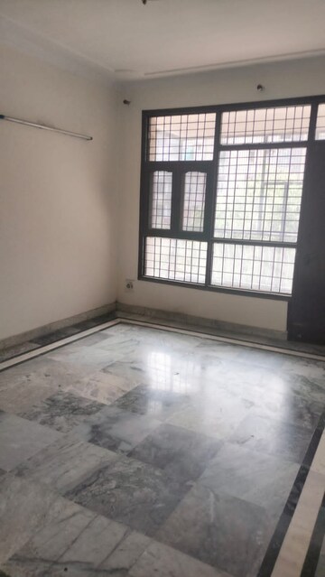Room in 3 BHK Apartment at The Mahesh CGHS, Sector 21c – for Rent