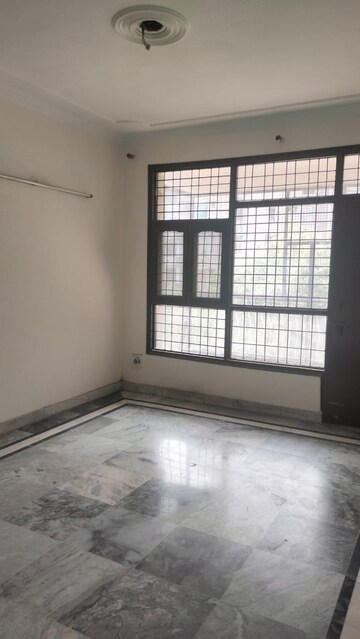 Room in 3 BHK Apartment at The Mahesh CGHS, Sector 21c – for Rent