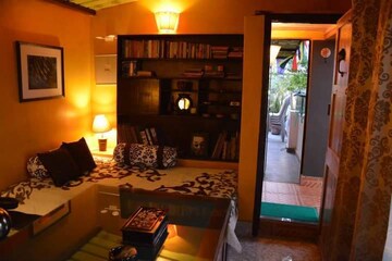 Living Room in 6+ BHK Apartment at Rabindra Sarovar – for Sale