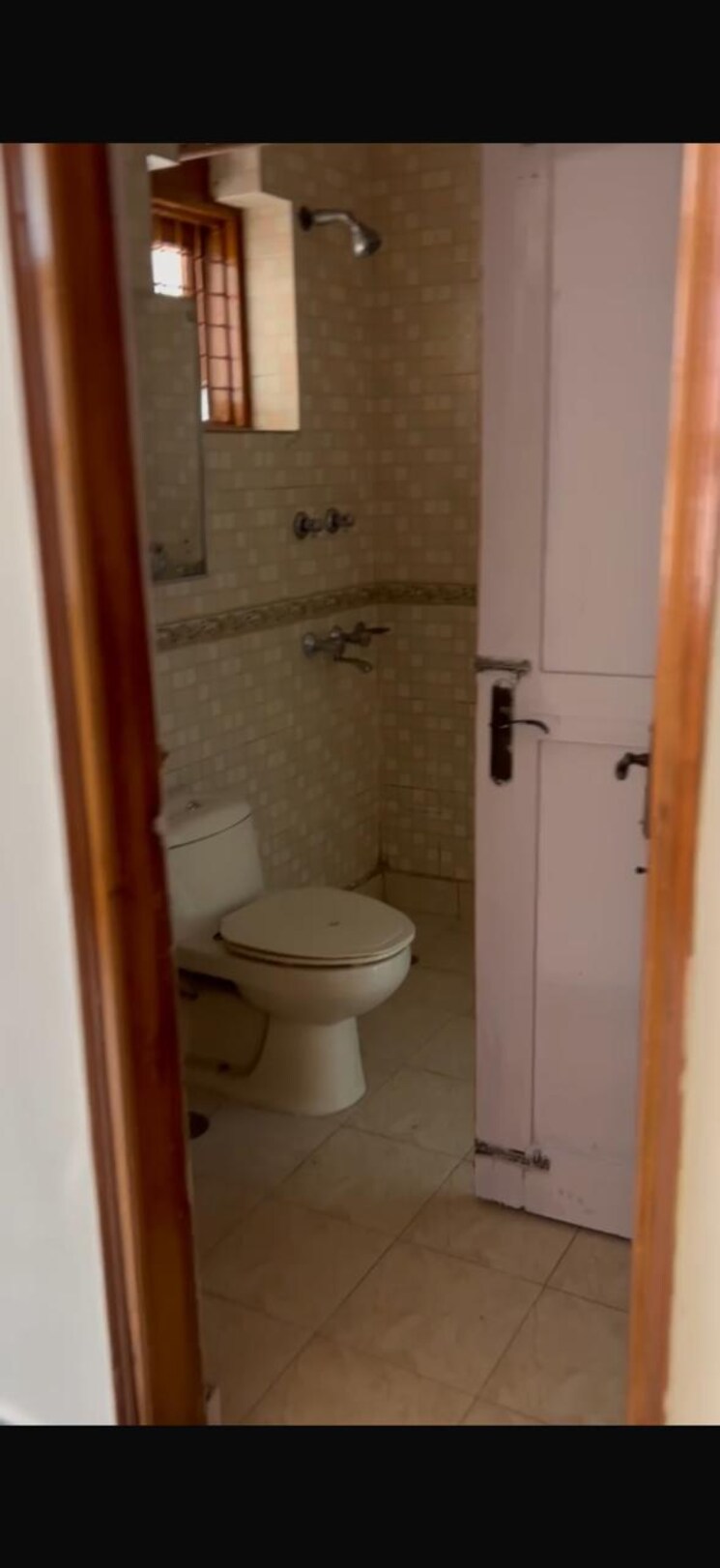 Bathroom, lajpat nagar 4 3 Bedroom 1400 Sq.Ft. Builder Floor In Lajpat Nagar 4 Delhi 8833348