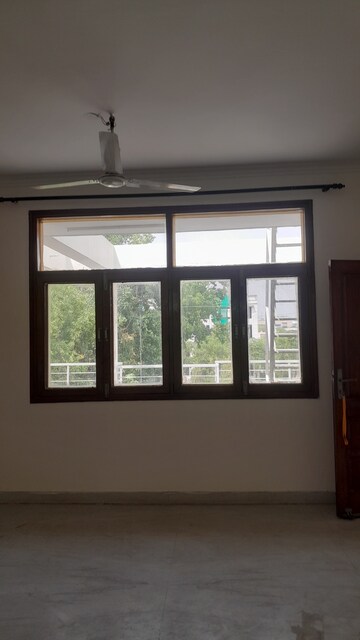 Room in 3 BHK Builder Floor at SS Southend Floors, South City 2 – for Rent