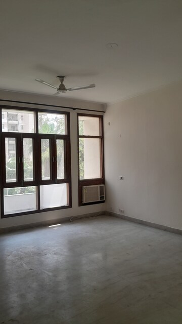 Room in 3 BHK Builder Floor at SS Southend Floors, South City 2 – for Rent