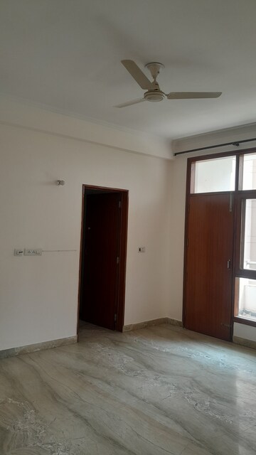 Furnished Amenities in 3 BHK Builder Floor at SS Southend Floors, South City 2 – for Rent