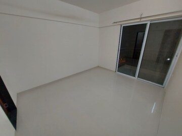 Room in 2 BHK Apartment at Mantra Montana Phase 1, Dhanori – for Rent