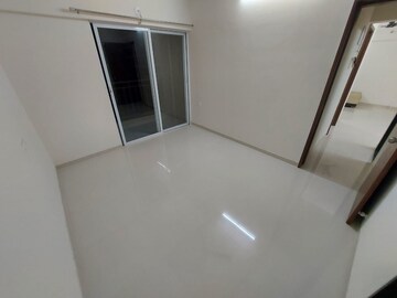 Room in 2 BHK Apartment at Mantra Montana Phase 1, Dhanori – for Rent