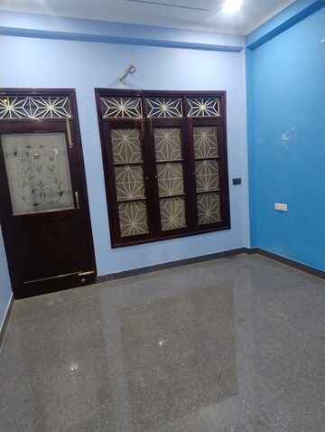 Room in 5 BHK Apartment at Gomti Nagar – for Rent