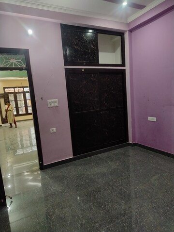 Room in 5 BHK Apartment at Gomti Nagar – for Rent