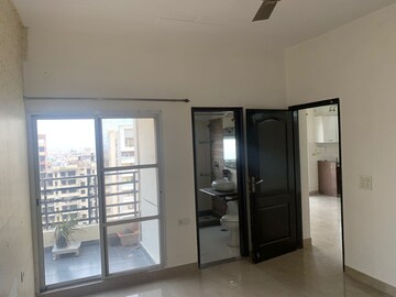 Room in 3 BHK Apartment at Supertech Cape Town, Sector 74 – for Rent