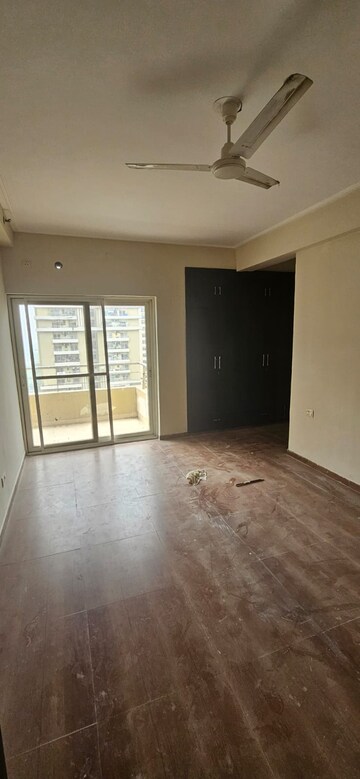 Room in 3 BHK Apartment at Supertech Cape Town, Sector 74 – for Rent