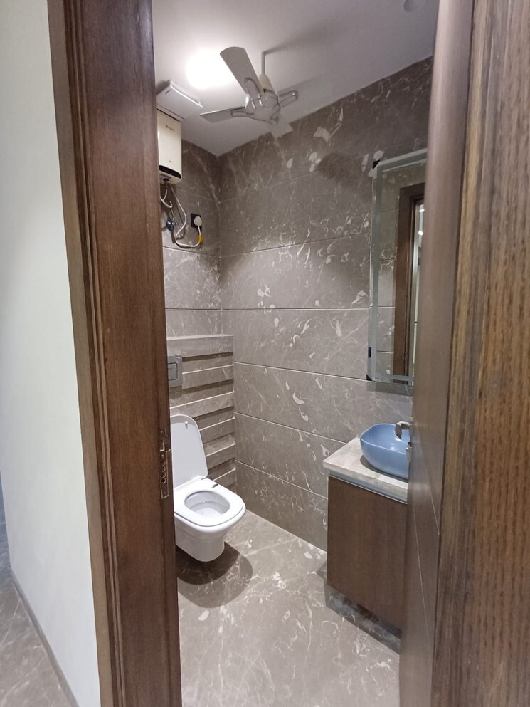 Bathroom, dlf phase ii 3 Bedroom 502 Sq.Yd. Builder Floor In Dlf Phase ii Gurgaon 8833582