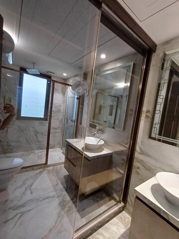 Master Bedroom in 3 BHK Builder Floor at Dlf Phase ii – for Rent