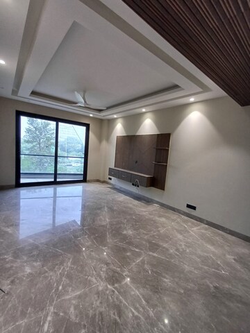 Room in 3 BHK Builder Floor at Dlf Phase ii – for Rent