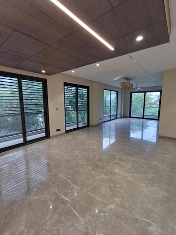 Room in 3 BHK Builder Floor at Dlf Phase ii – for Rent