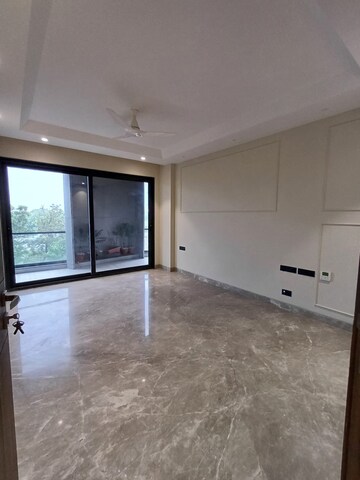 Room in 3 BHK Builder Floor at Dlf Phase ii – for Rent