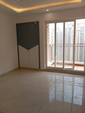 Room in 3 BHK Apartment at Gomti Nagar – for Sale