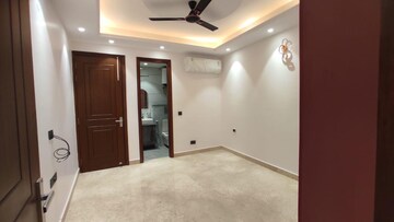 Room in 3 BHK Builder Floor at Safdarjung Enclave – for Rent