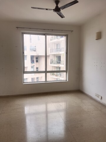 Room in 3.5 BHK Apartment at Unitech Escape, Sector 50 – for Rent