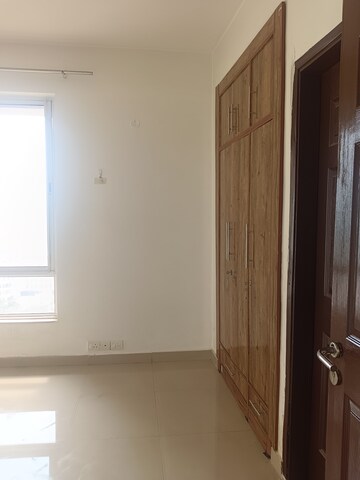 Room in 2.5 BHK Apartment at Unitech Escape, Sector 50 – for Rent