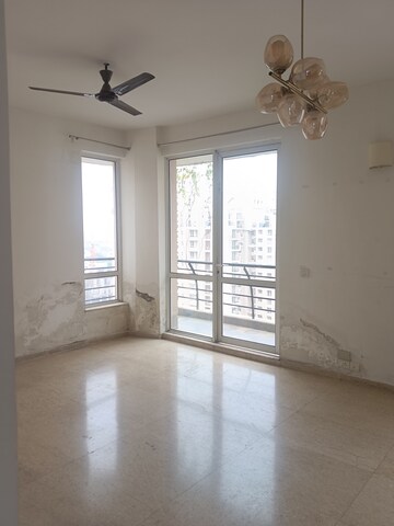 Room in 2.5 BHK Apartment at Unitech Escape, Sector 50 – for Rent