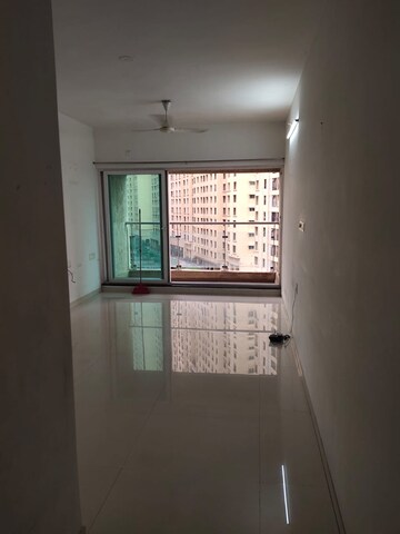 Room in 2 BHK Apartment at Rustomjee Urbania Azziano, Thane West – for Rent