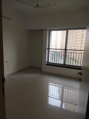 Room in 2 BHK Apartment at Rustomjee Urbania Azziano, Thane West – for Rent