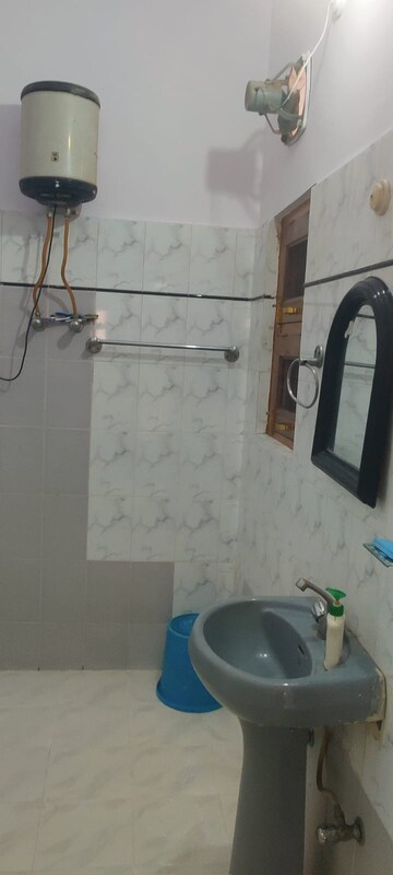 Bathroom in 1 BHK Independent House at Gomti Nagar – for Rent