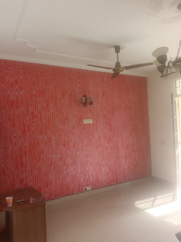 Room in 3 BHK Apartment at Unitech Fresco, Sector 50 – for Rent
