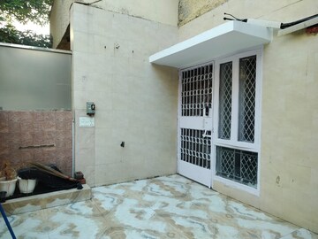 Room in 3 BHK Apartment at Sarita Vihar Pocket-C RWA, Sarita Vihar – for Rent