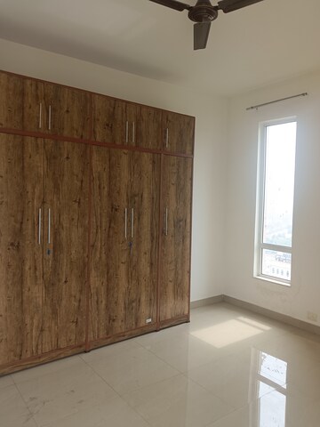 Room in 3 BHK Apartment at Unitech Espace Nirvana Country, Sector 50 – for Rent