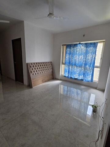 Room in 2 BHK Apartment at Lodha Amara, Kolshet Road – for Rent