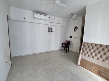 Room in 2 BHK Apartment at Lodha Amara, Kolshet Road – for Rent
