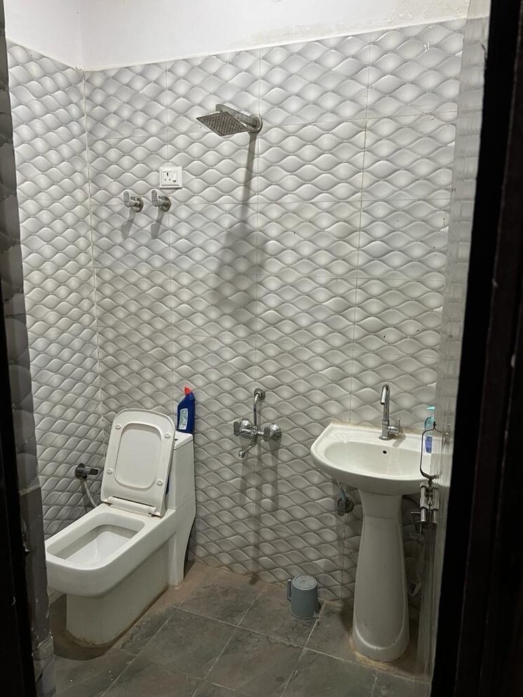 Bathroom, pristine-homes 2.5 Bedroom 1000 Sq.Ft. Independent House In Sadullapur Greater Noida 8833712