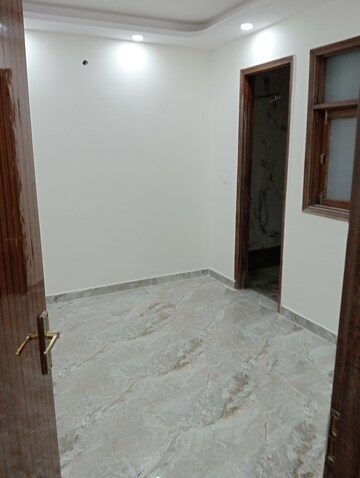 Room in 3 BHK Builder Floor at Govindpuri – for Rent
