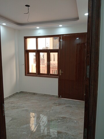 Room in 3 BHK Builder Floor at Govindpuri – for Rent