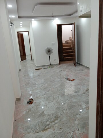 Room in 3 BHK Builder Floor at Govindpuri – for Rent